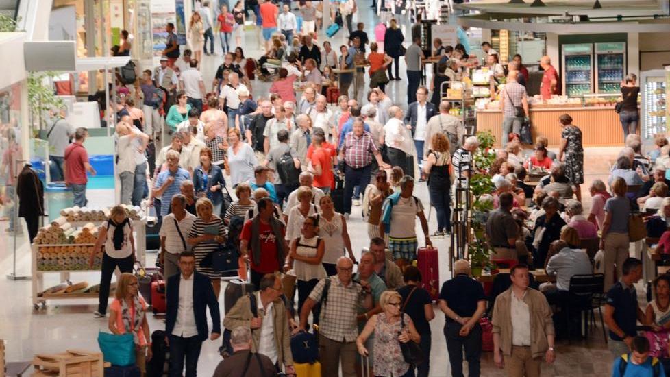 Le code all'aeroporto di Olbia il 17 giugno (Foto Gavino Sanna)