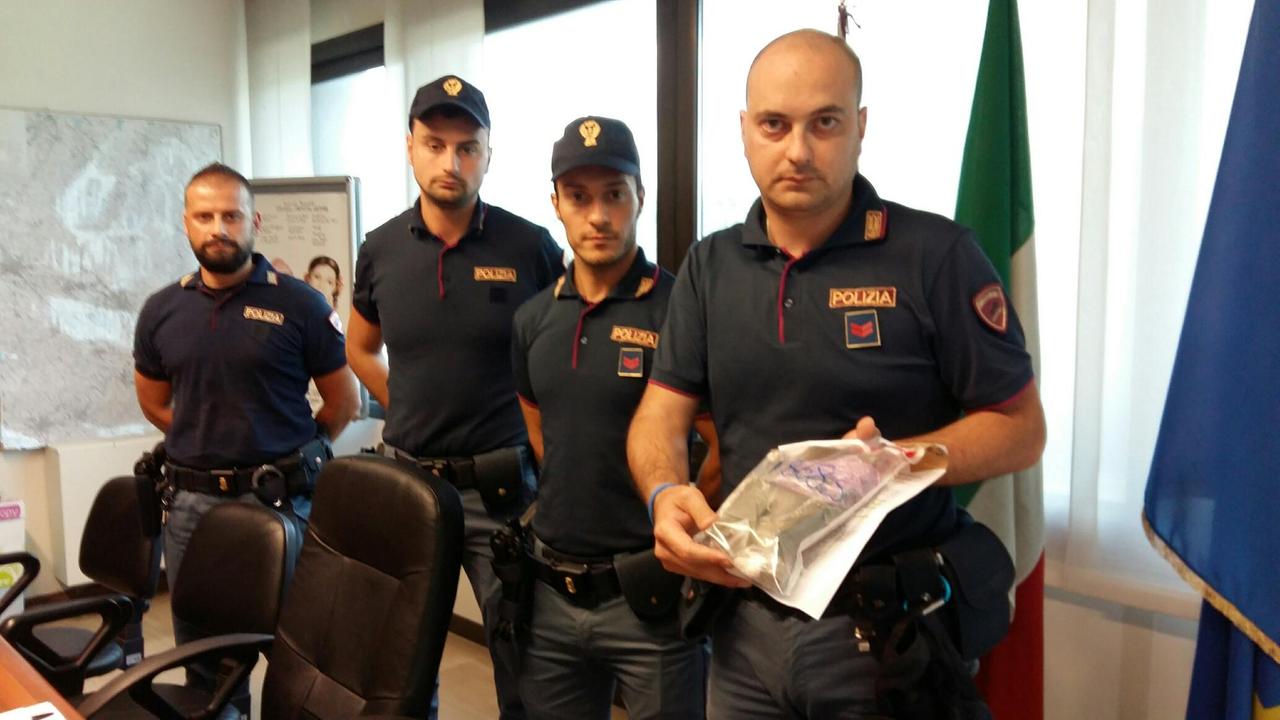 La polizia mostra la droga sequestrata