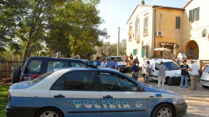 Un’auto della polizia intervenuta durante uno sfratto (foto Paolo Barlettani)