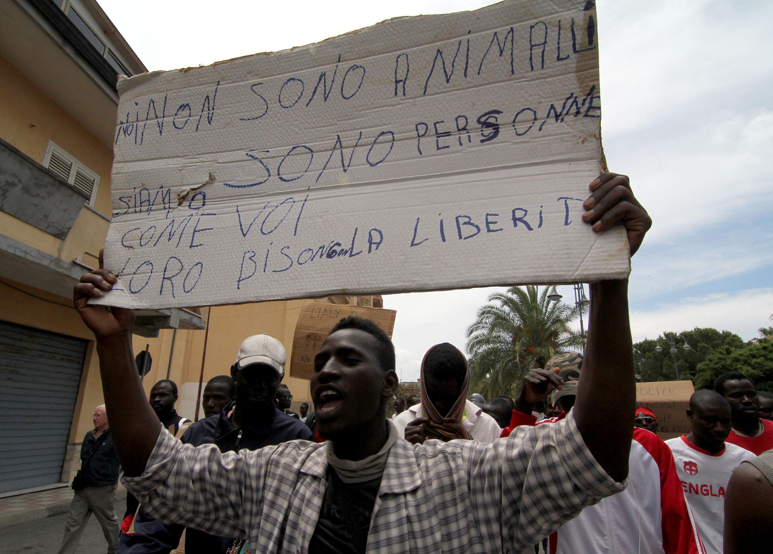 Niente pocket money, i migranti ospiti a Narcao bloccano la strada