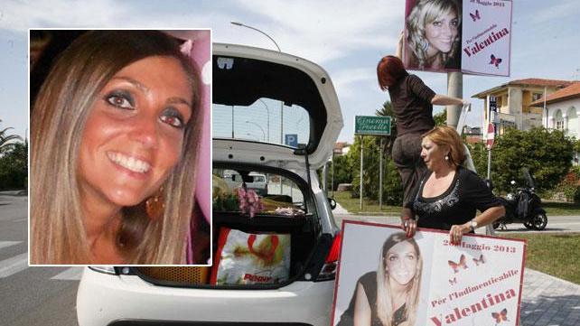 Valentina Prisco e la madre con in mano una gigantografia della figlia