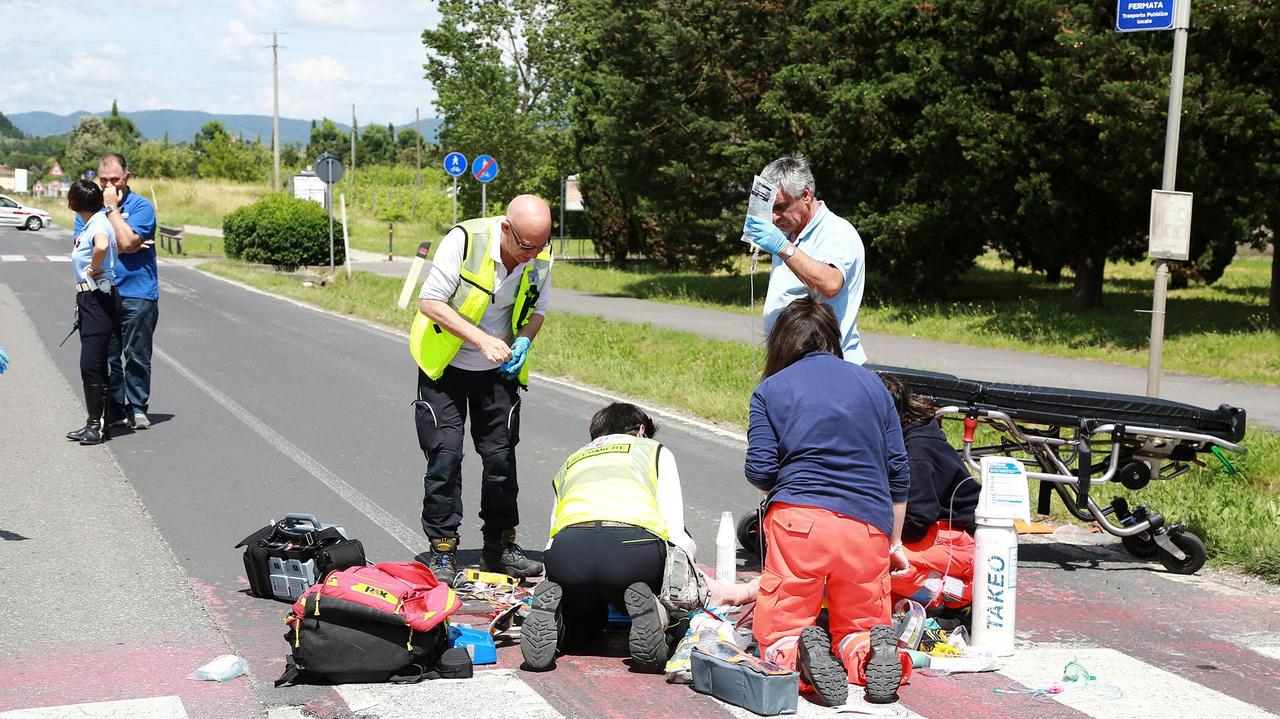 I soccorsi sul luogo dell'incidente (Foto Agenzia Carlo Sestini)