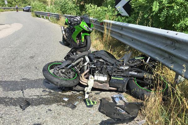 Scontro tra un'auto e una moto, due feriti