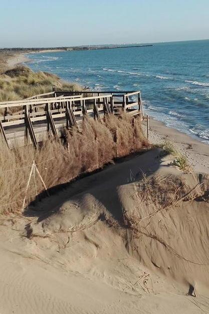 Le ultime mareggiate si divorano altri 6 metri di spiaggia al Gombo 
