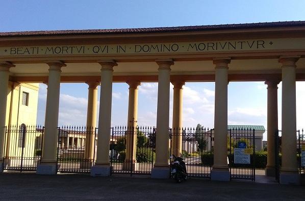 Lavori urgenti al cimitero dopo tre furti di grondaie 