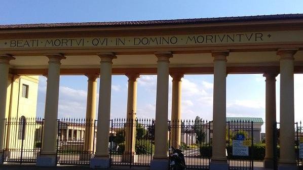 Lavori urgenti al cimitero dopo tre furti di grondaie