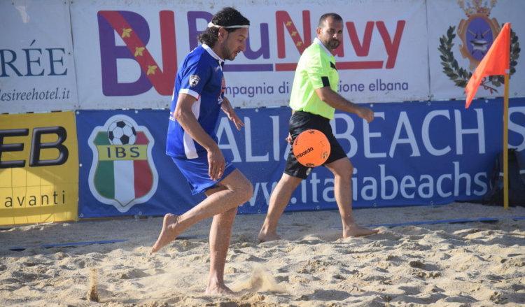 Chiarelli, miglior giocatore del torneo (foto tratta dal sito www.italiabeachsoccer.com)