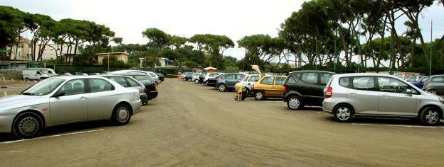 L'area di sosta al posto del campo di calcio dove potrebbe essere realizzato il parcheggio seminterrato