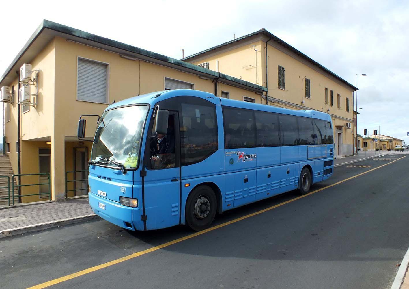 Un pullman davanti alla stazione di Campiglia (foto Pabar)