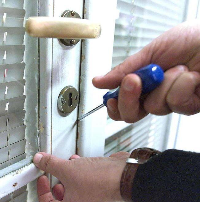 Malviventi in fuga con prosciutti, salami e i soldi della cassa