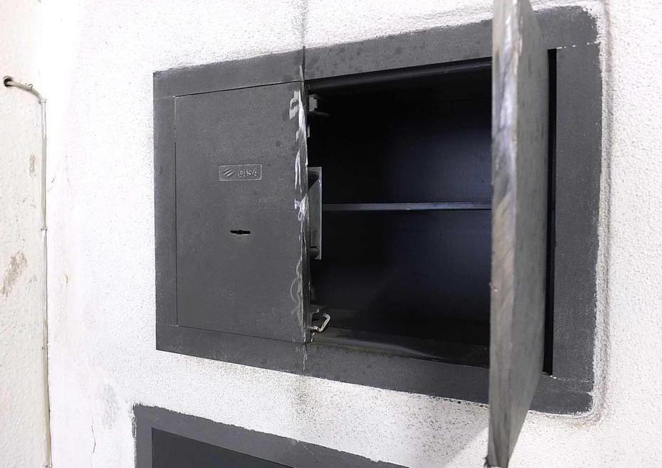Sventrano il forziere con un flessibile: rubati oro e gioielli 
