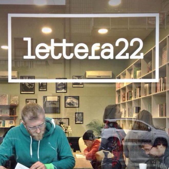 Il bar libreria Lettera 22 in odor di New York Cibo, musica e pagine della Grande Mela