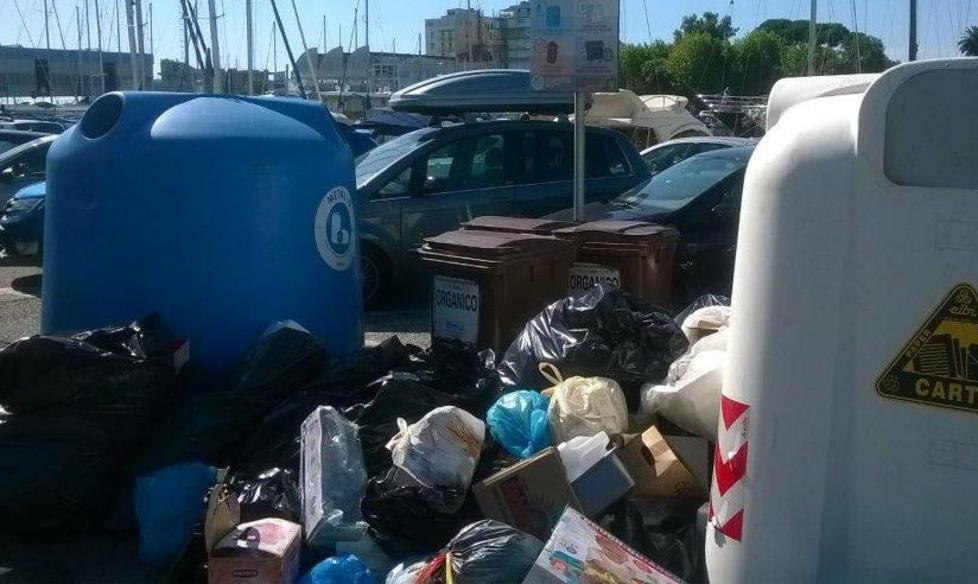 Le isole ecologiche traboccano di rifiuti