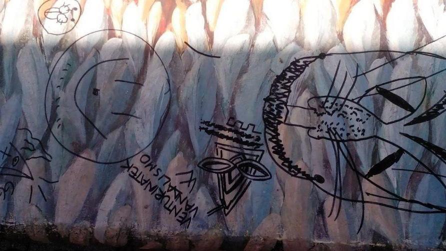 Vandali danneggiano i murales a scuola