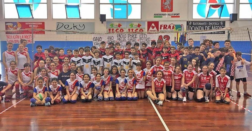 Cento bambini sotto rete al palazzetto 