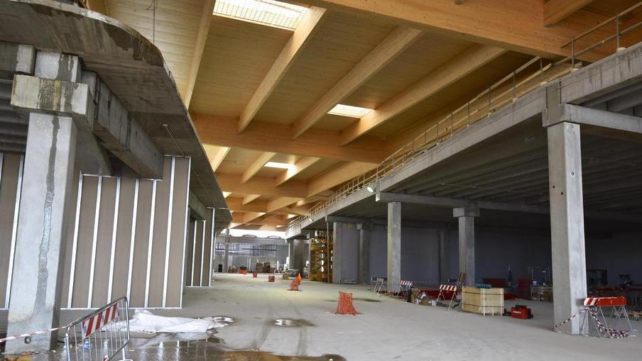 Colpito da un tubo al volto nel cantiere dell’Ipercoop