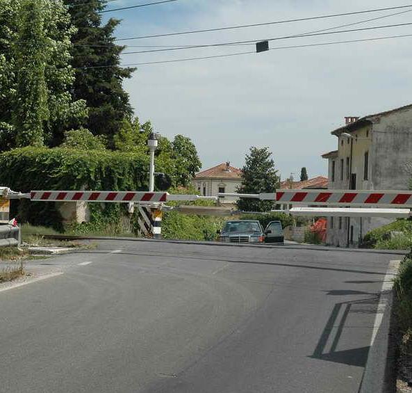 Muore pensionato che si getta sotto il treno 