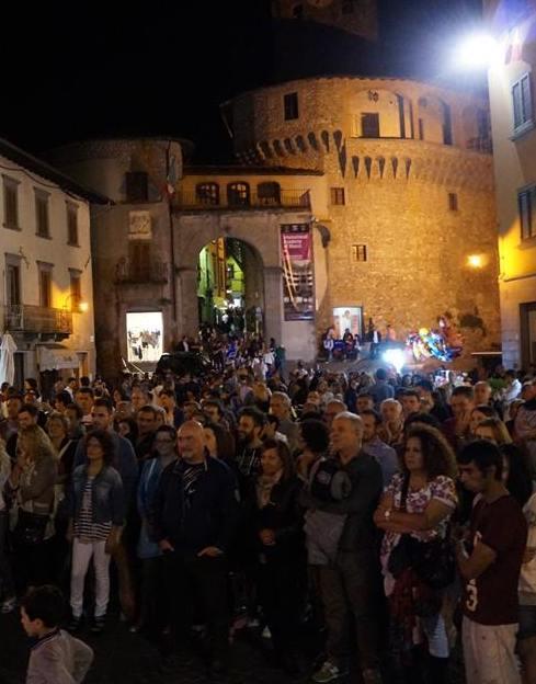 Una notte di musica, moda e giochi dà il via all’estate 