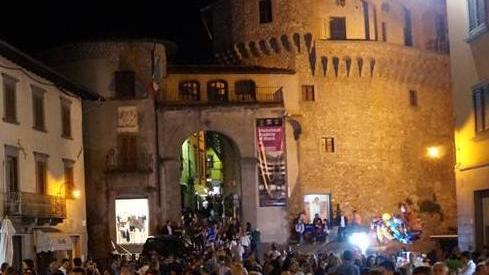Una notte di musica, moda e giochi dà il via all’estate
