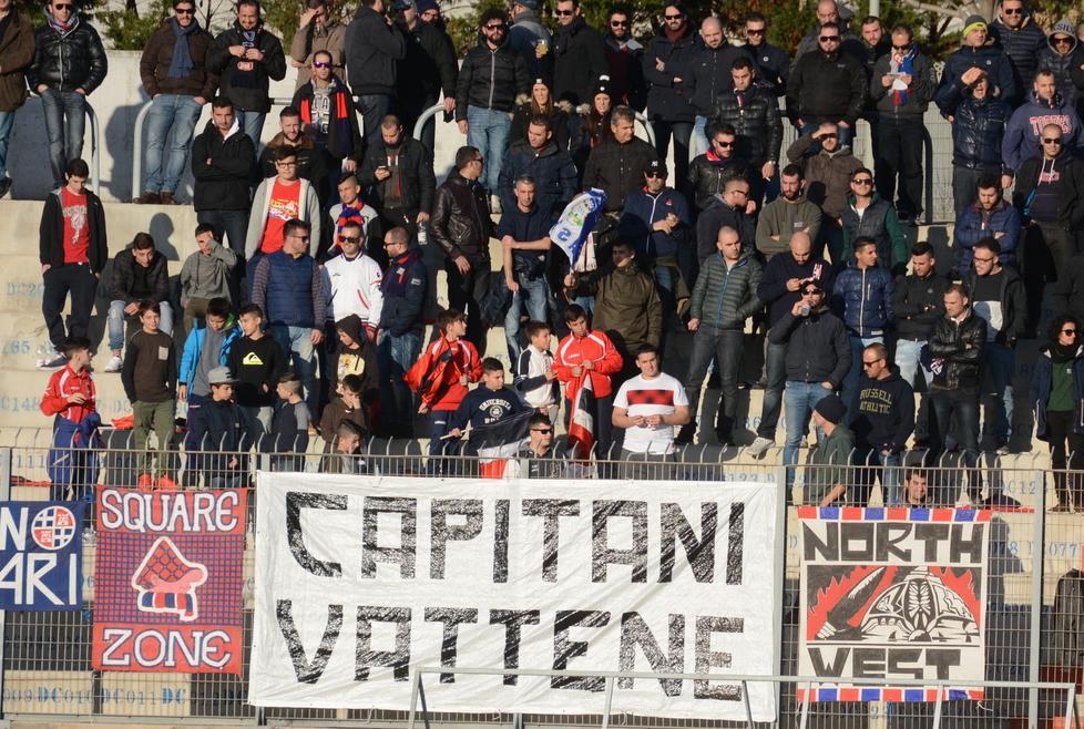 I tifosi a Palazzo Ducale «Liberiamo la Torres» 