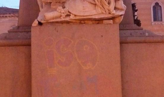 «Isa ti amo»: 32enne imbratta la statua