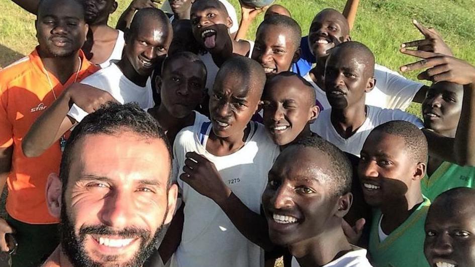 Salvatore Correddu con i ragazzi di Kapenguria