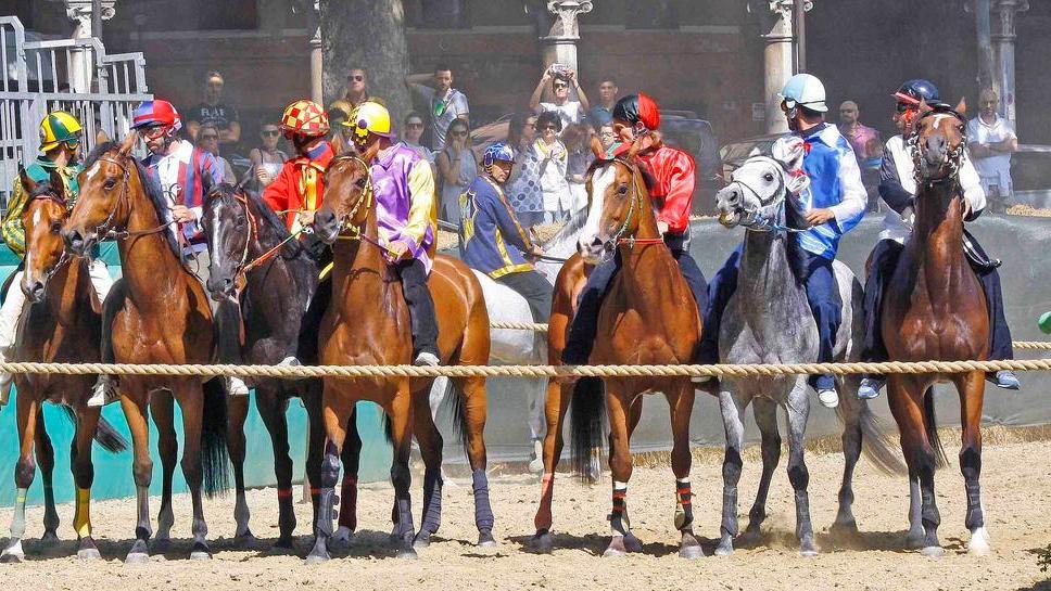 Domani, finalmente il Palio La corsa dei cavalli di mattina