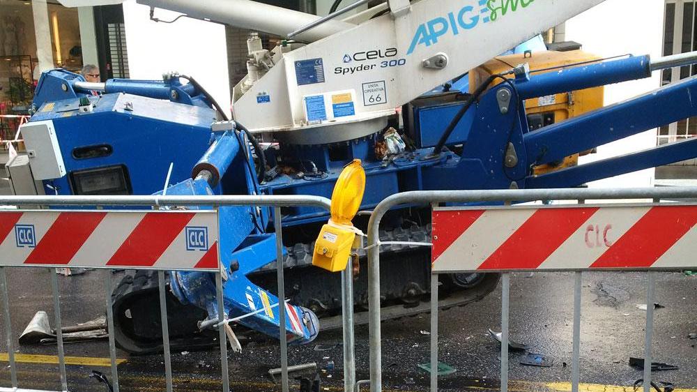 Finisce con l'auto contro una gru, ferito 29enne