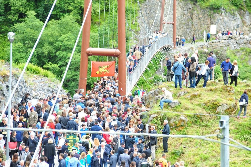 L'inaugurazione del ponte sul lago di Vagli (Foto Sernacchioli)