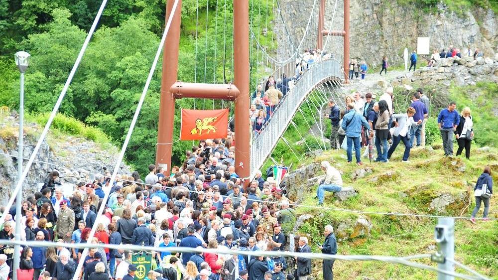 L'inaugurazione del ponte sul lago di Vagli (Foto Sernacchioli)