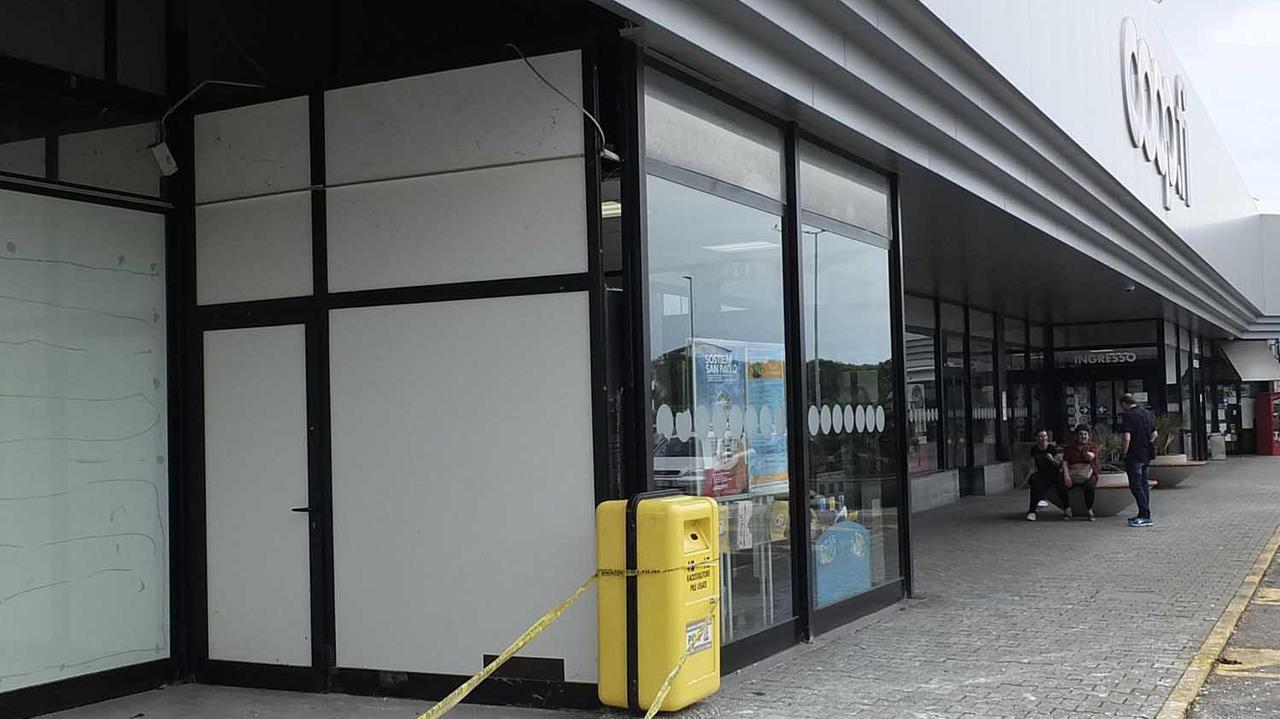 L'area danneggiata dai ladri nel tentativo di sradicare il bancomat (Foto Muzzi)