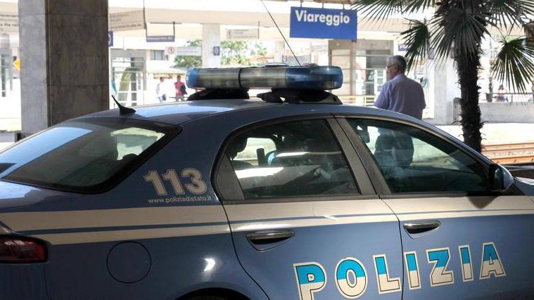 Tenta di violentarla in stazione e la rapina