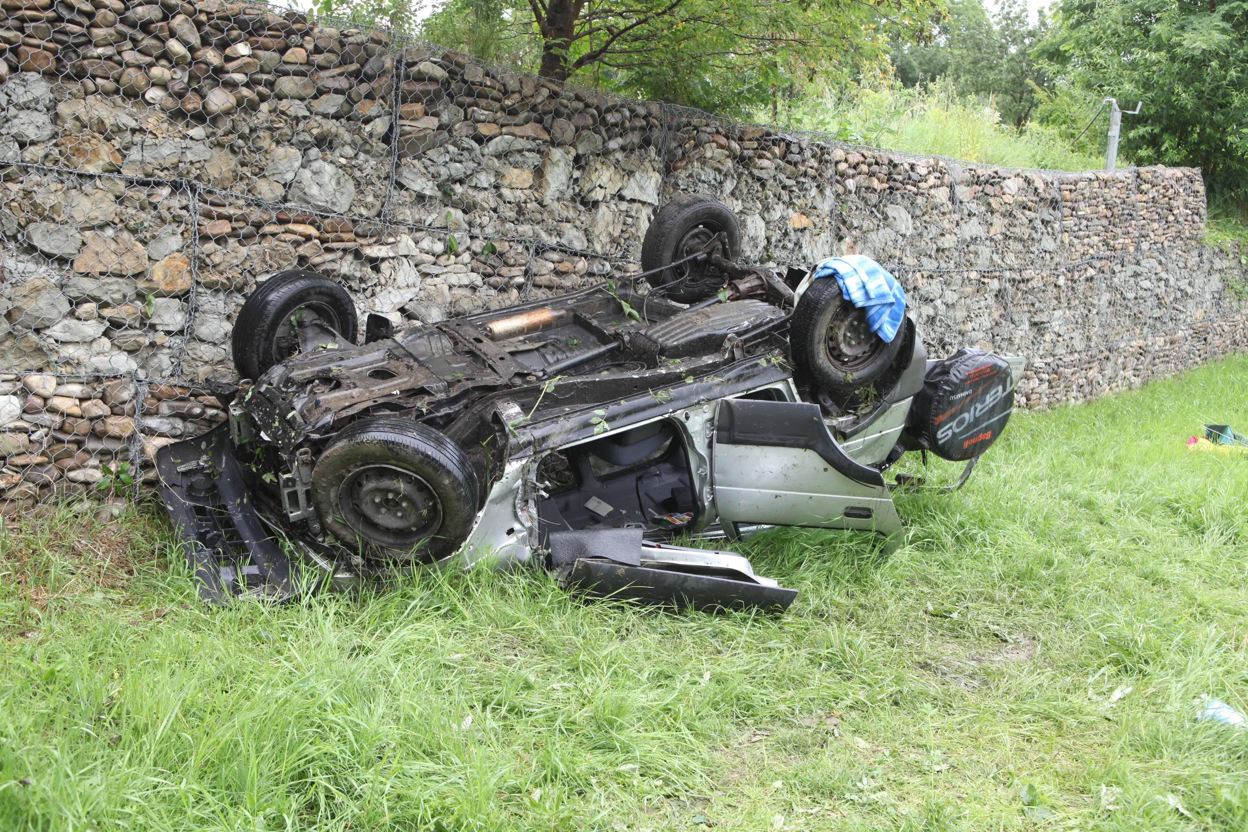 Coppia ferita nell'auto capovolta in una scarpata 