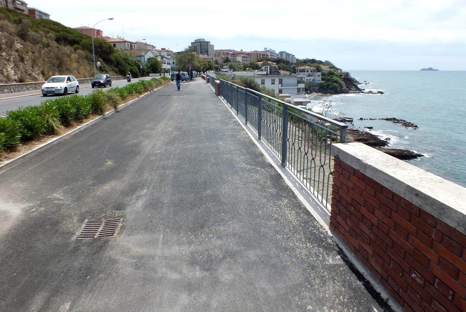 Tolte le transenne, torna visibile lo splendido panorama di lungomare Marconi (foto PaBar)