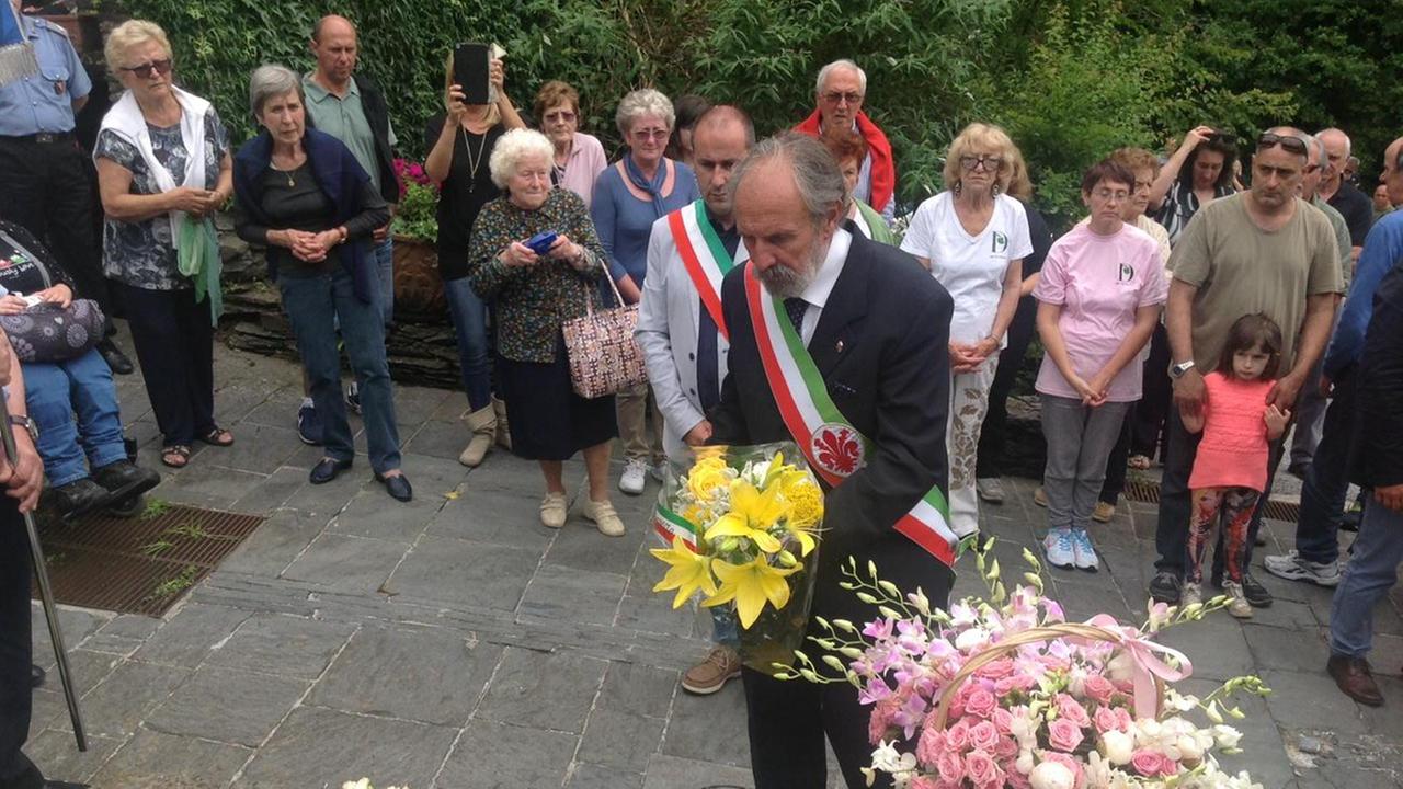 La deposizione di un mazzo di fiori in ricordo delle vittime dell'alluvione del 1996