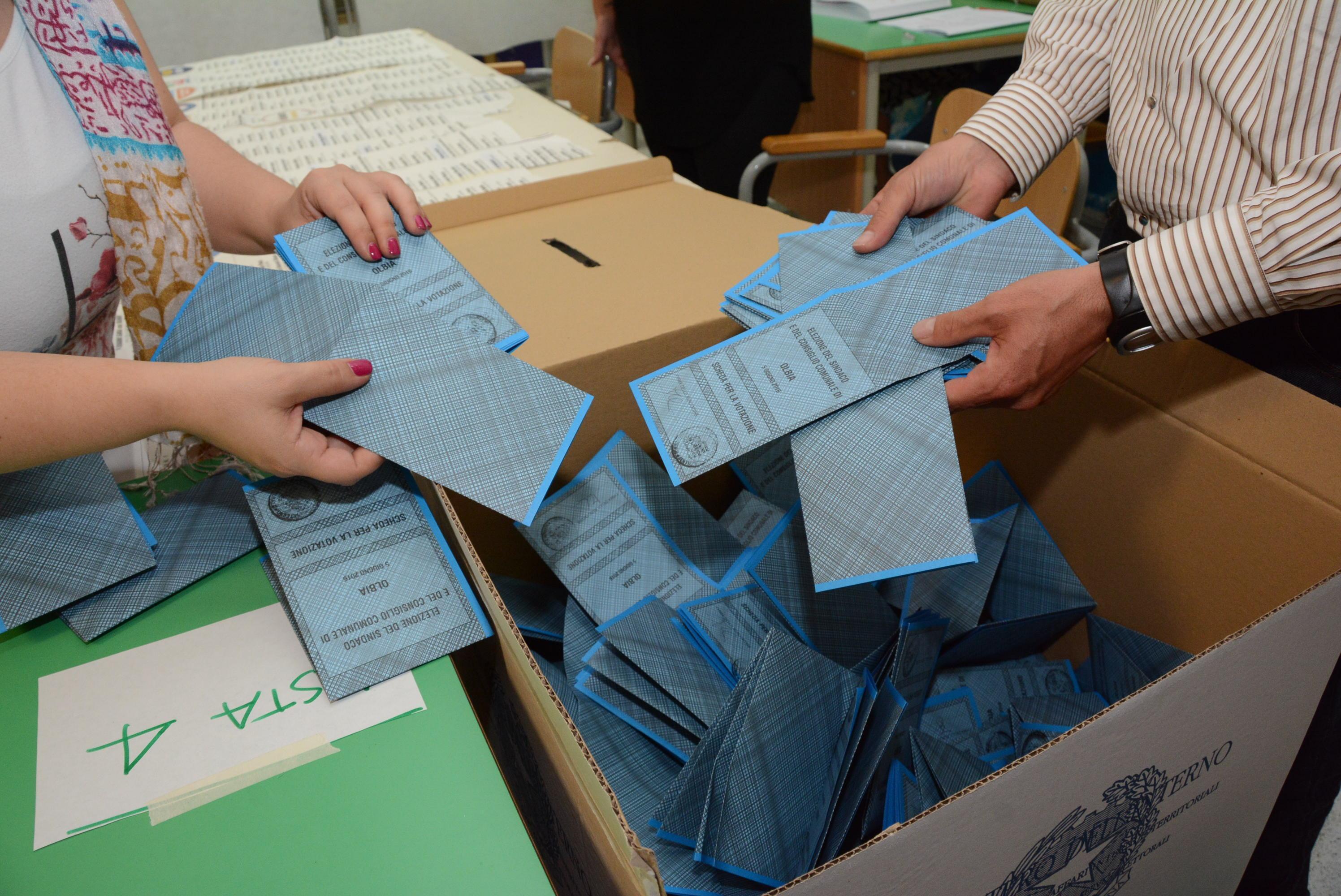 Schede per la votazione a Olbia