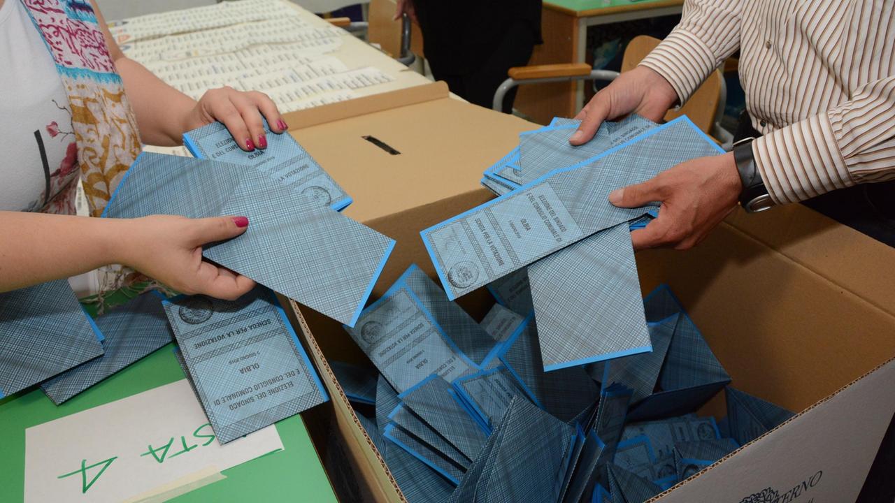 Schede per la votazione a Olbia