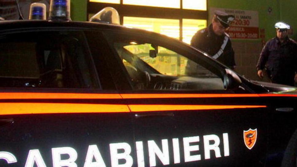 Aggredito e preso a cinghiate sotto casa da due sconosciuti