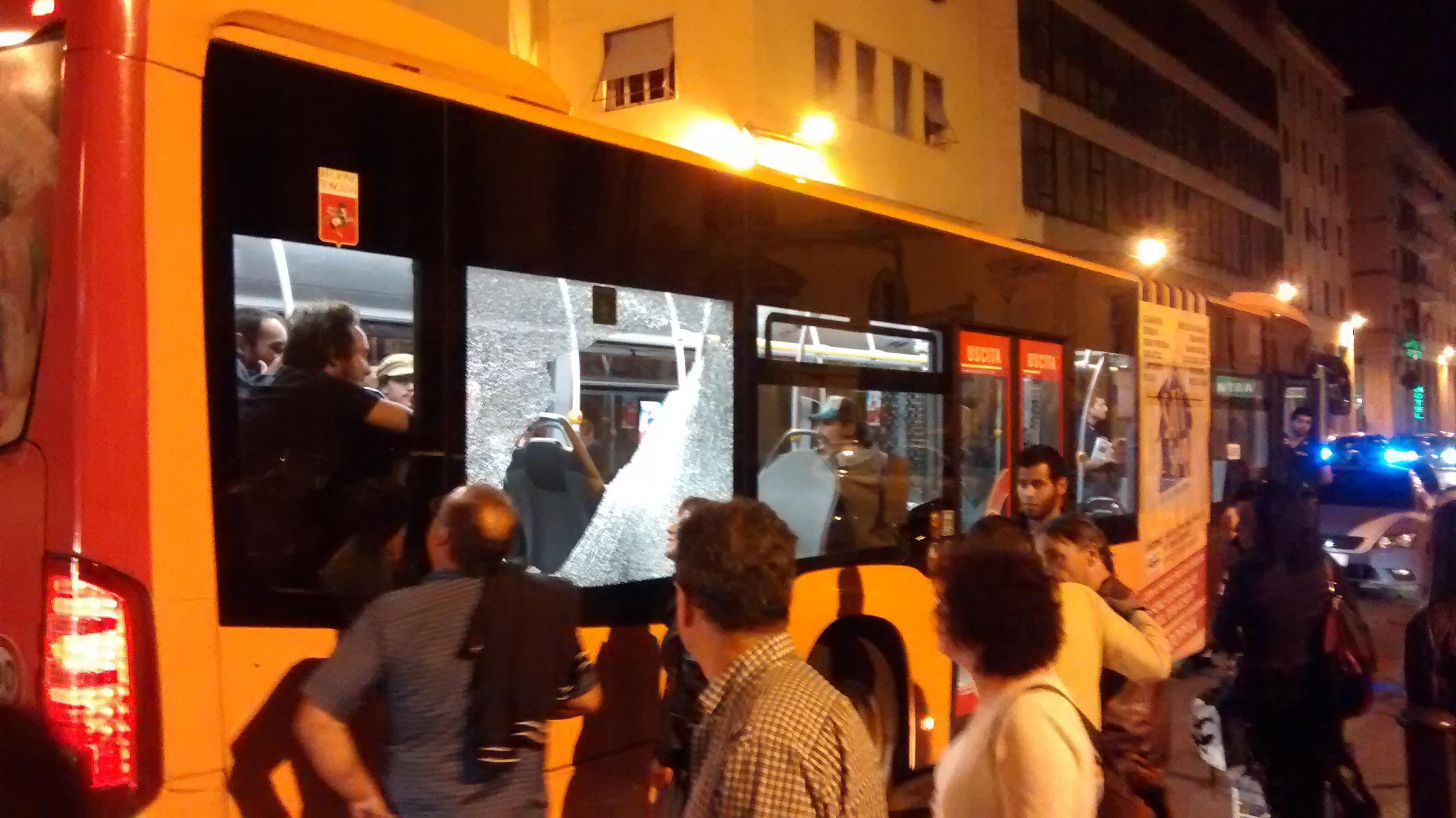 Il bus con il vetro rotto 
