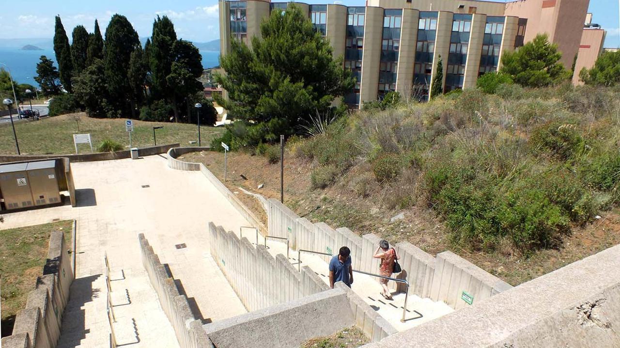 Le scale interminabili che congiungono il parcheggio con l’ingresso dell’ospedale (foto PaBar)
