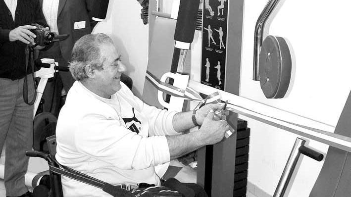 Roberto Sforzi inaugura delle macchine per la riabilitazione in una foto del 2004