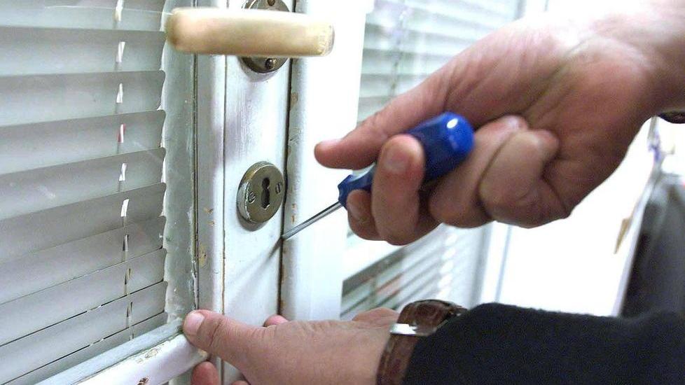 Va a cena da una amica e gli svaligiano la casa