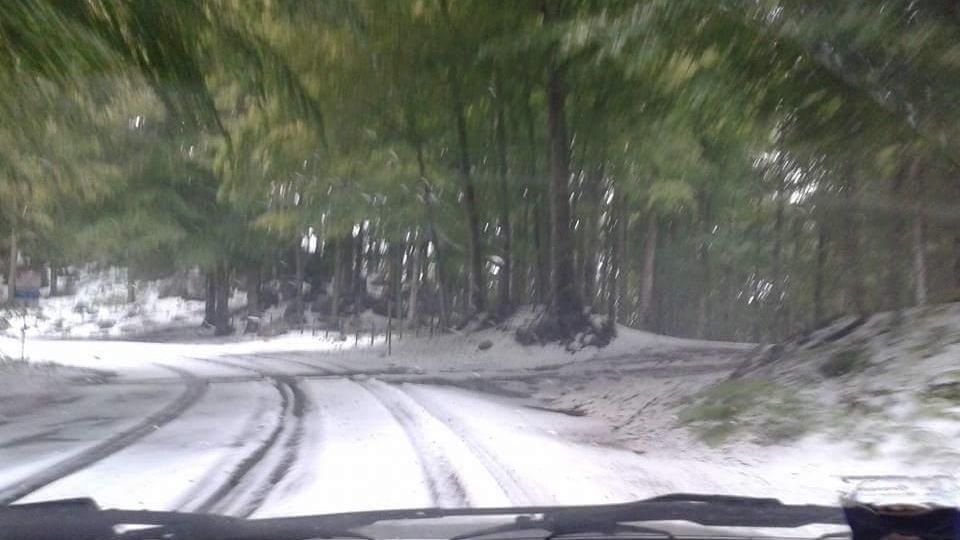 L'eccezionale grandinata mista a neve sull'Amiata (foto per gentile concessione di Franco Fazzi dal suo profilo Facebook)