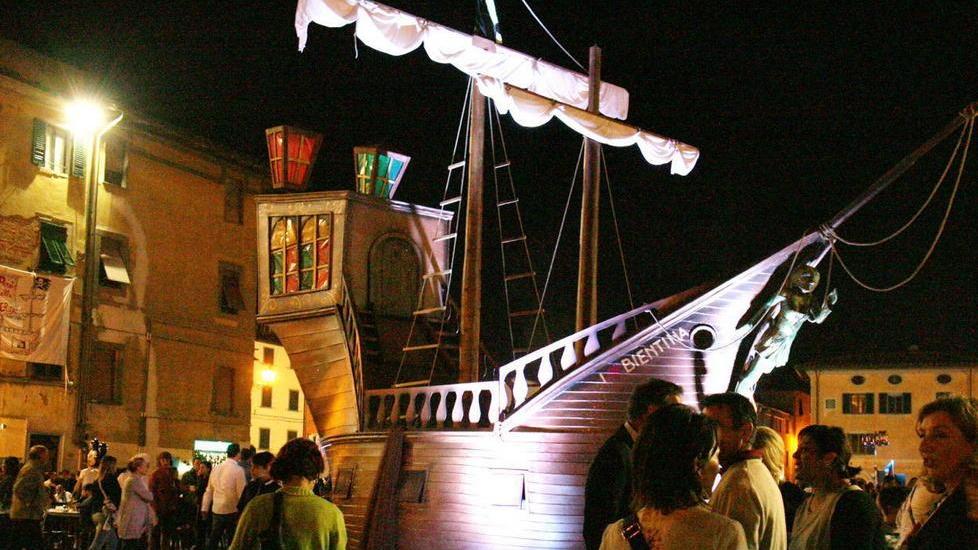 In migliaia alla notte in mezzo ai pirati nelle vie di Bientina