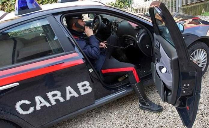 Vuole soldi e picchia la madre 