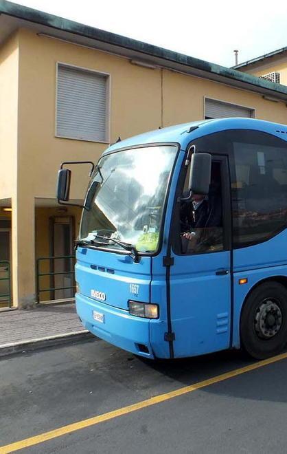Auto che sfrecciano e sosta selvaggia a Campiglia stazione 