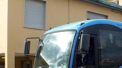 Auto che sfrecciano e sosta selvaggia a Campiglia stazione