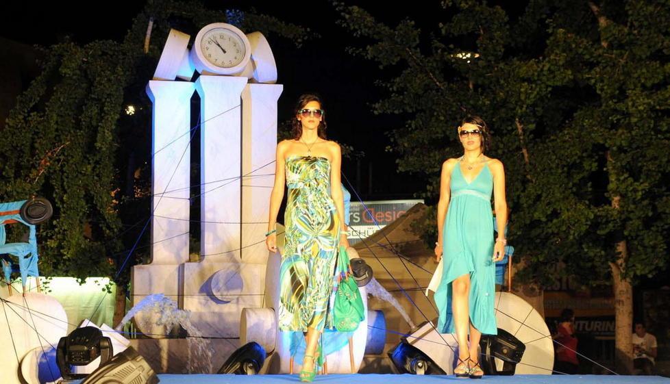 Sfilata di moda in piazza Gramsci per la Notte blu 