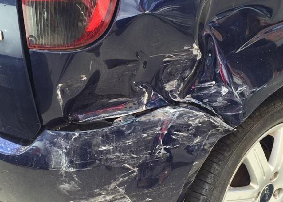 Auto in sosta speronata nella notte