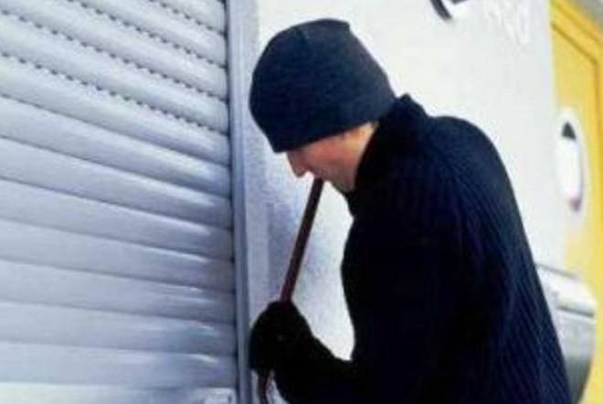 Ladri maldestri spaccano l’antifurto ma la casa è vuota